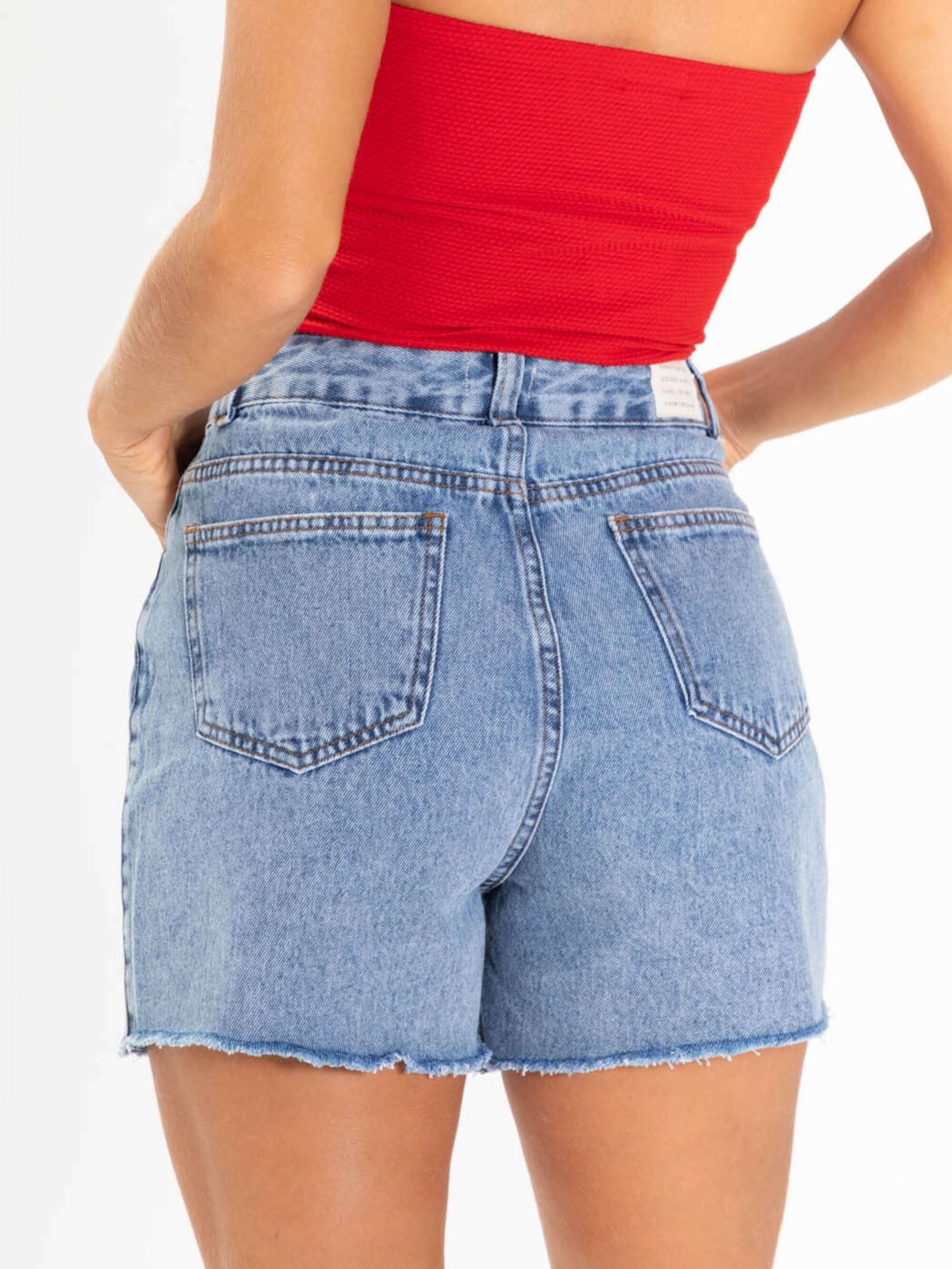 Short feminino jeans Gio da Greenish, conforto diário com acabamento vintage e bainha cortada à fio.