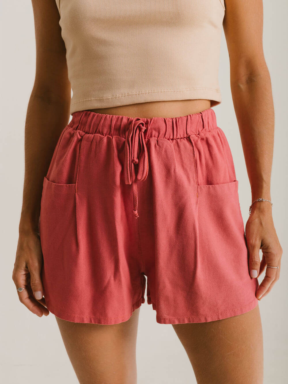 Shorts feminino TELHA da Greenish em tom rosa, com cós elástico e bolsos frontais com pregas.