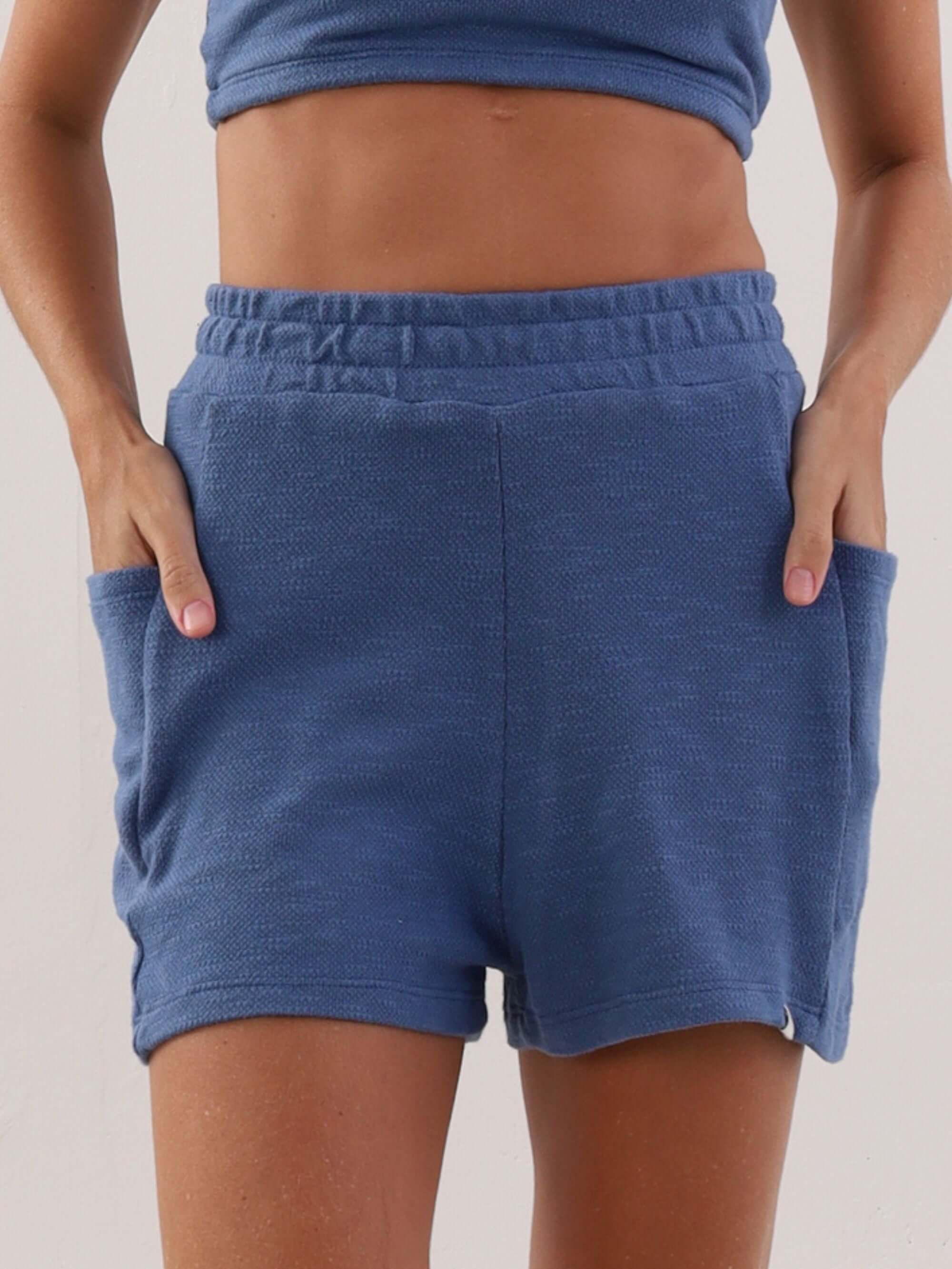 Short Mila Azul da Greenish, confortável e estiloso, ideal para dias quentes e atividades leves.