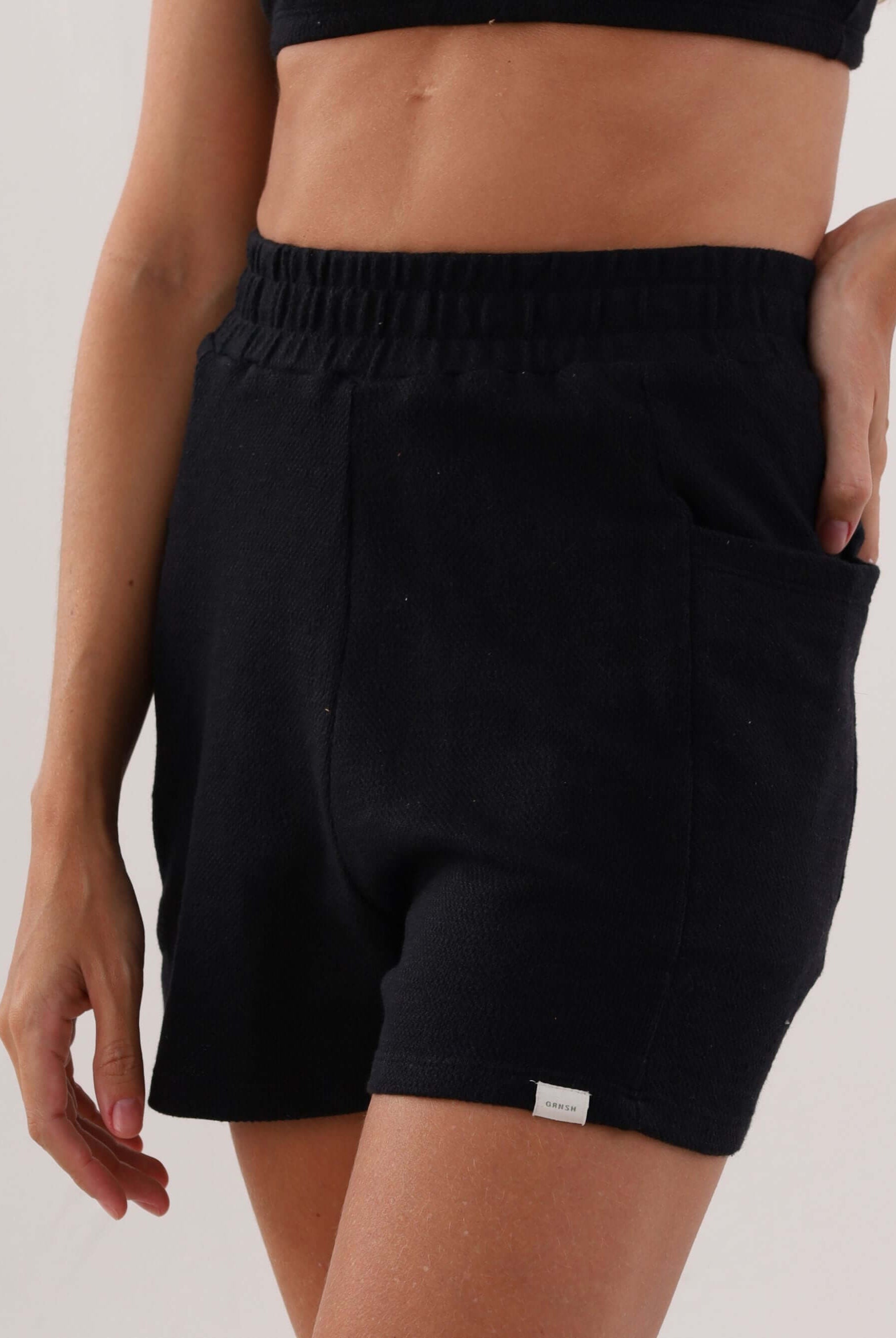 Short Mila Preto da Greenish, confortável e estiloso, ideal para o verão, com bolso e cintura elástica.