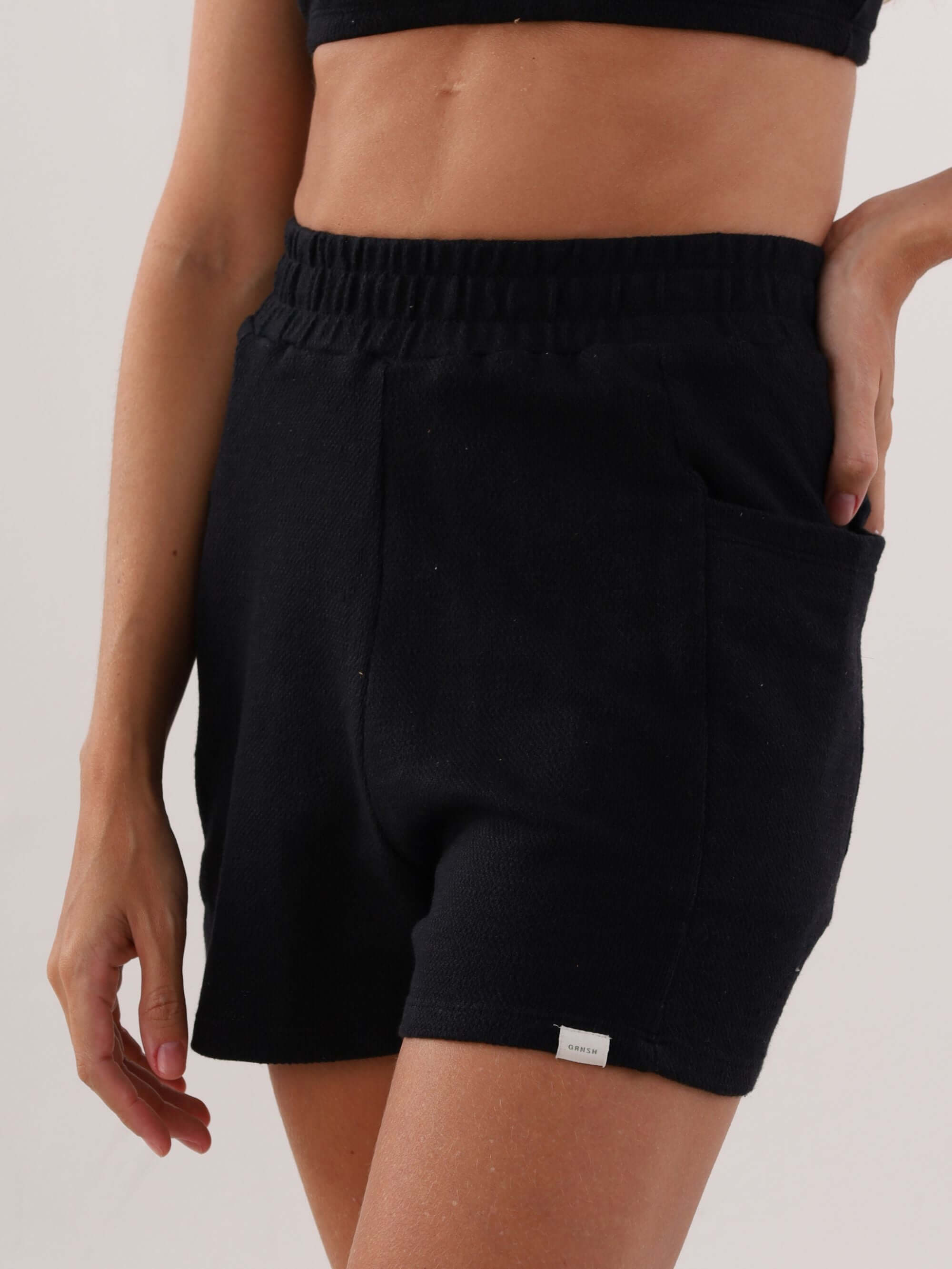 Short Mila Preto da Greenish, confortável e estiloso, ideal para o verão, com bolso e cintura elástica.