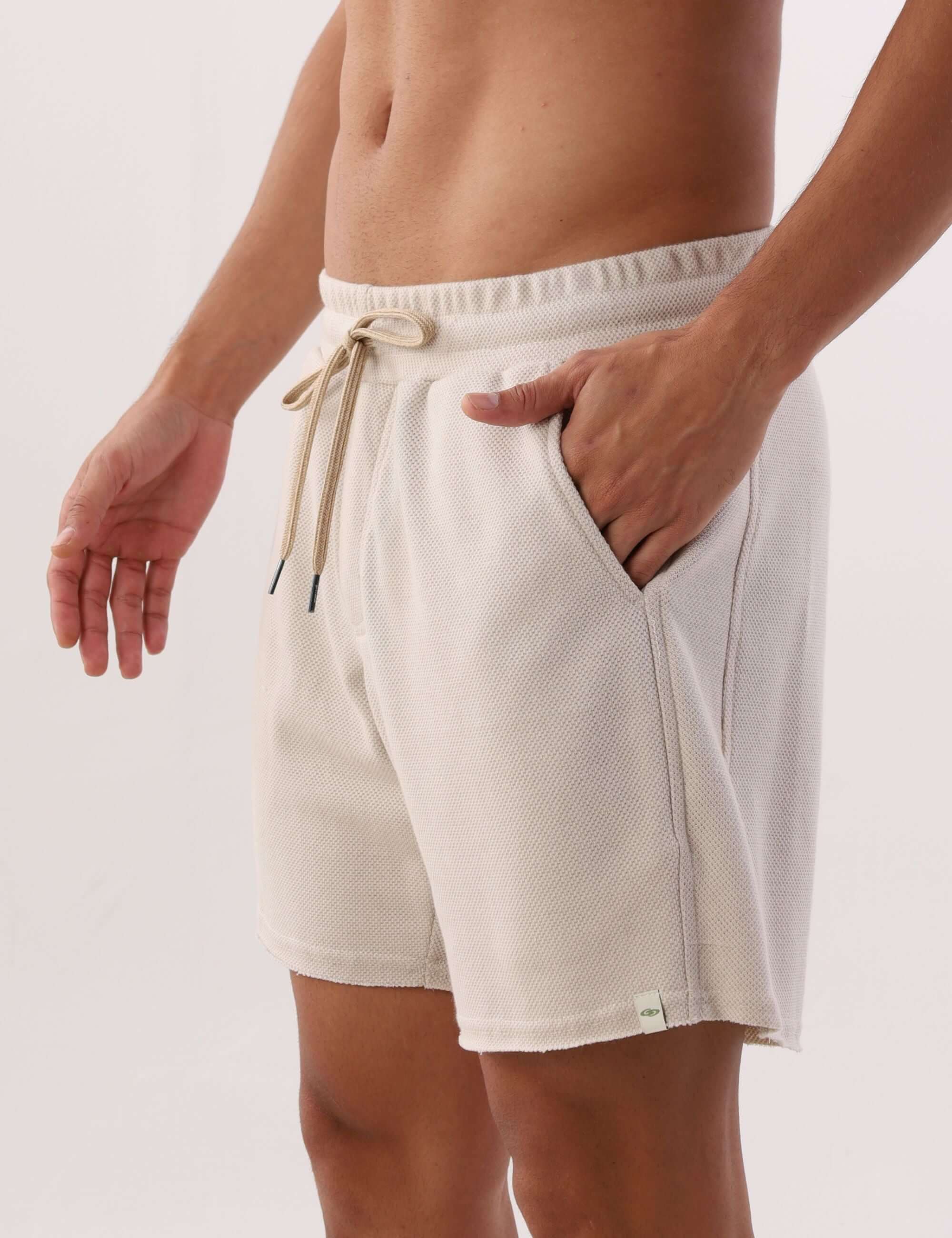 Shorts Moletom Easy Natural Greenish, visual despojado, cós ajustável, bolso faca, conforto urbano natural, estilo e liberdade de movimento.