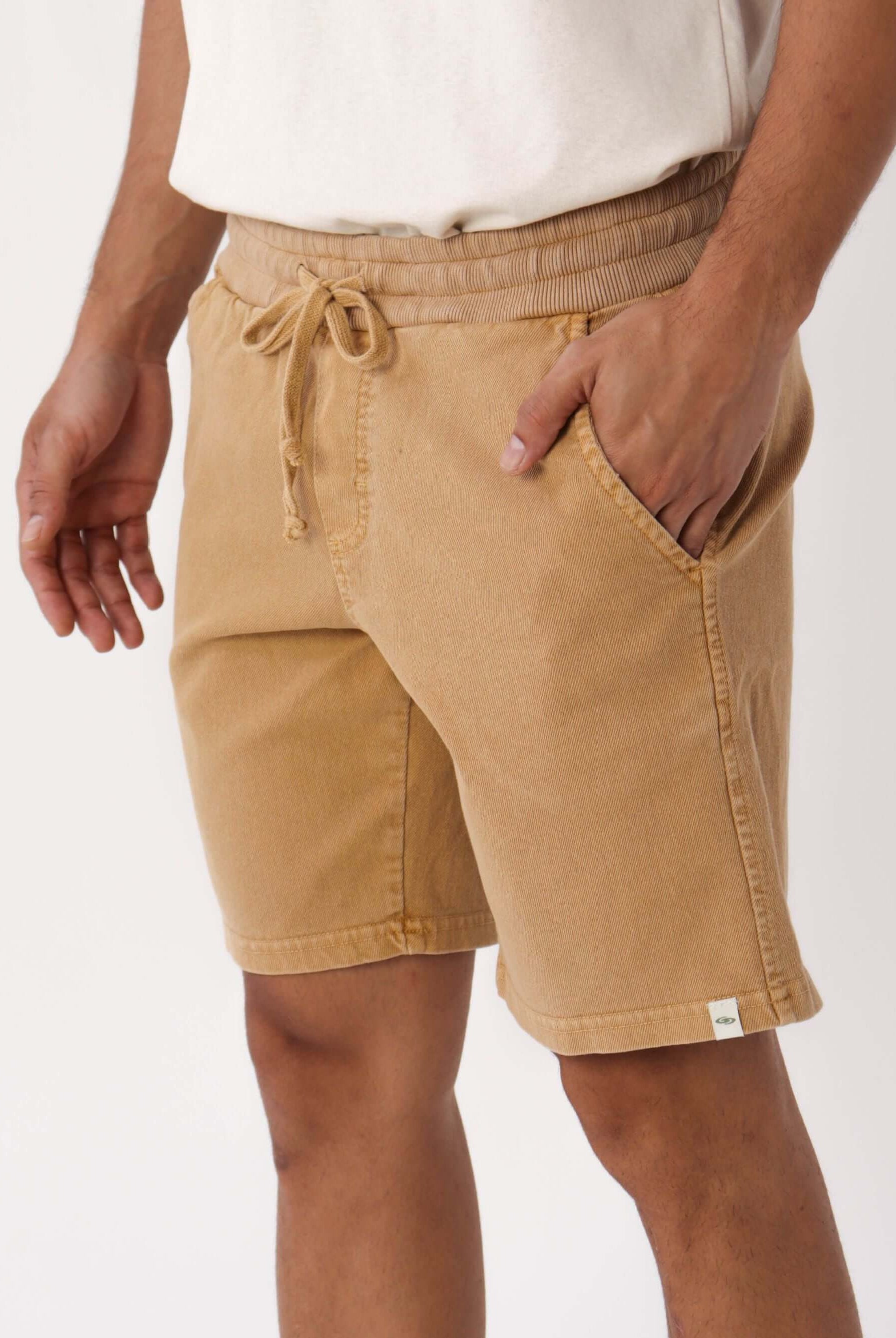 Short Sarja Tinturada Amarelo da Greenish, prático e confortável, ideal para o dia a dia com estilo casual.