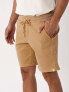 Short Sarja Tinturada Amarelo da Greenish, prático e confortável, ideal para o dia a dia com estilo casual.