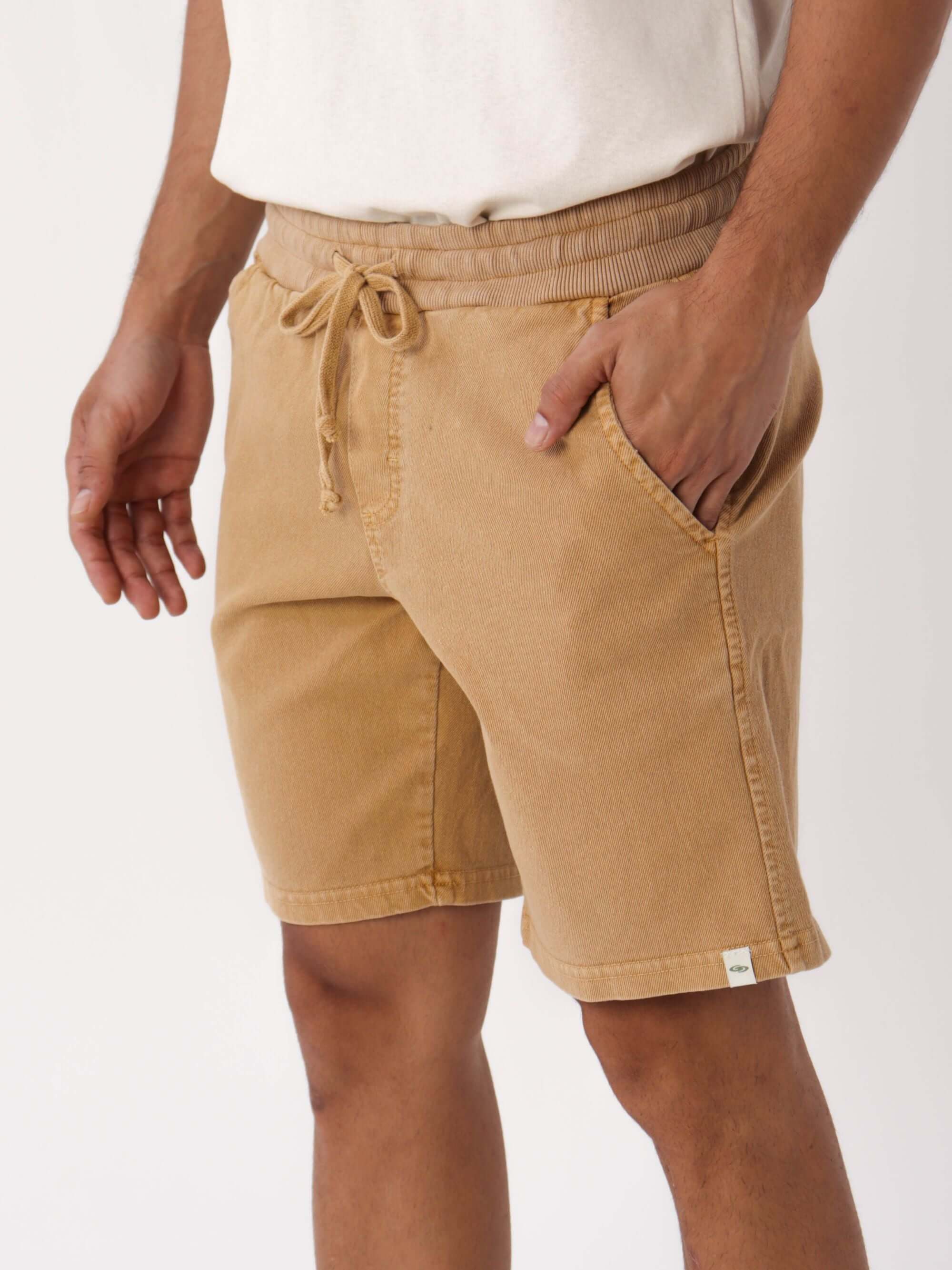 Short Sarja Tinturada Amarelo da Greenish, prático e confortável, ideal para o dia a dia com estilo casual.