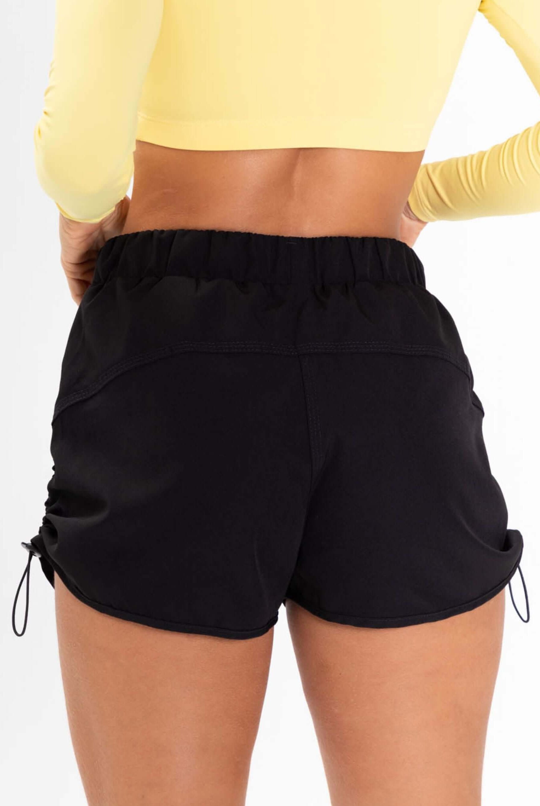 Shorts esportivos preto da Greenish, perfeitos para atividades ao ar livre e conforto durante o dia.