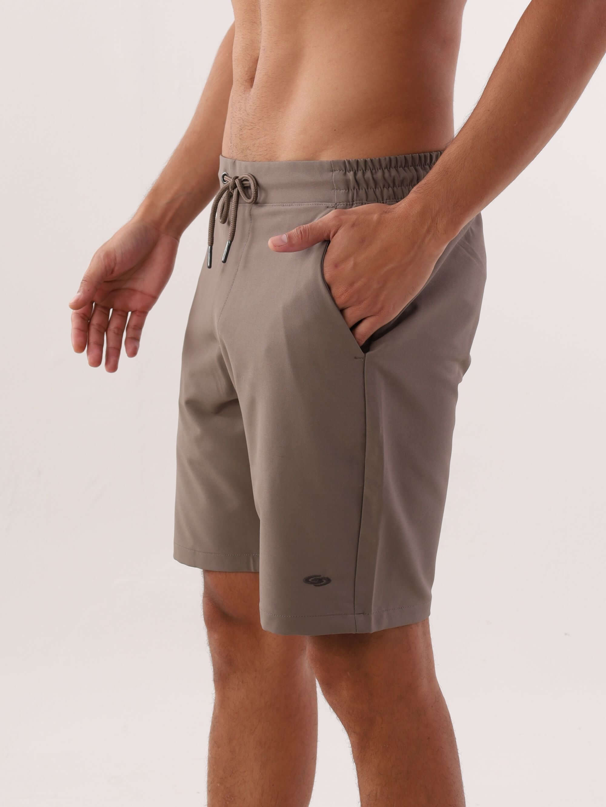 Short Urban Tech cinza da Greenish, com cós elástico e bolsos faca, ideal para estilo e conforto.