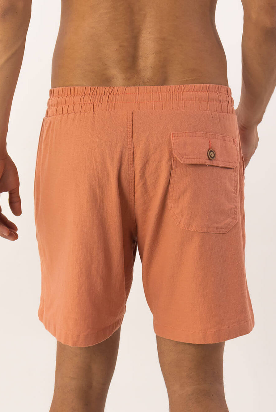 Bermuda short vintage Comfort Stone da Greenish na cor caqui, com detalhe de bolso traseiro.