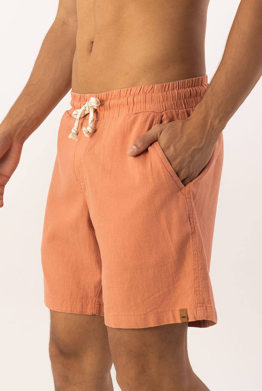 Bermuda curta conforto vintage na cor caqui, com bolso lateral e cós elástico da marca Greenish.