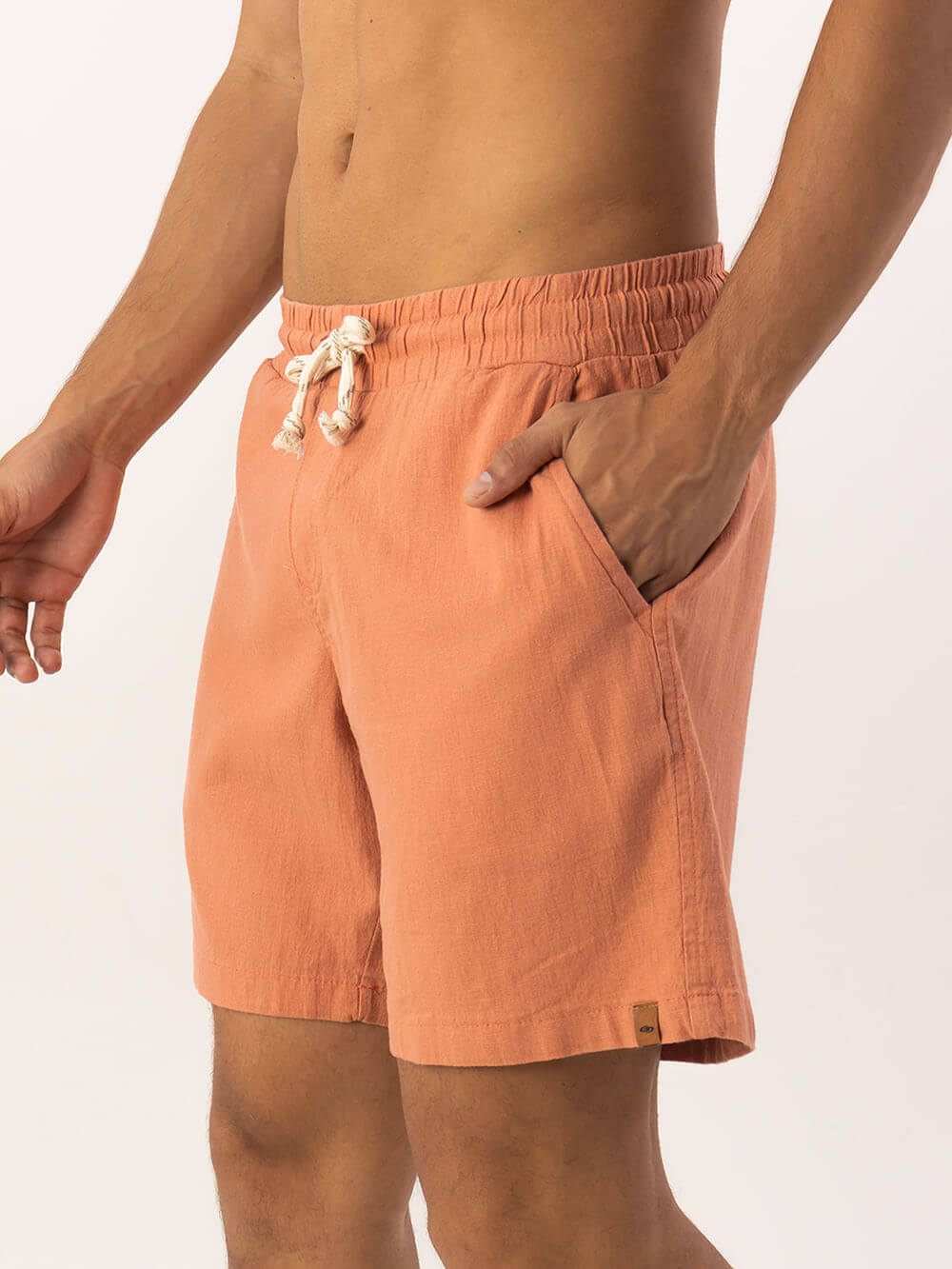 Bermuda curta conforto vintage na cor caqui, com bolso lateral e cós elástico da marca Greenish.