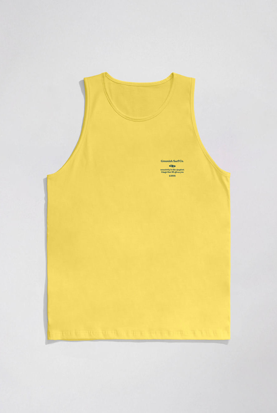 Regata amarela da marca Greenish, modelagem leve e confortável, ideal para dias quentes e atividades ao ar livre.