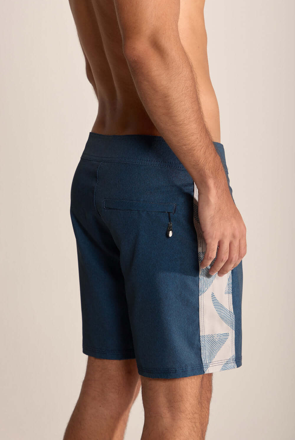 Boardwalk Live the Simple azul marinho, shorts masculinos com estampa sublimada e bolso traseiro com zíper invisível.