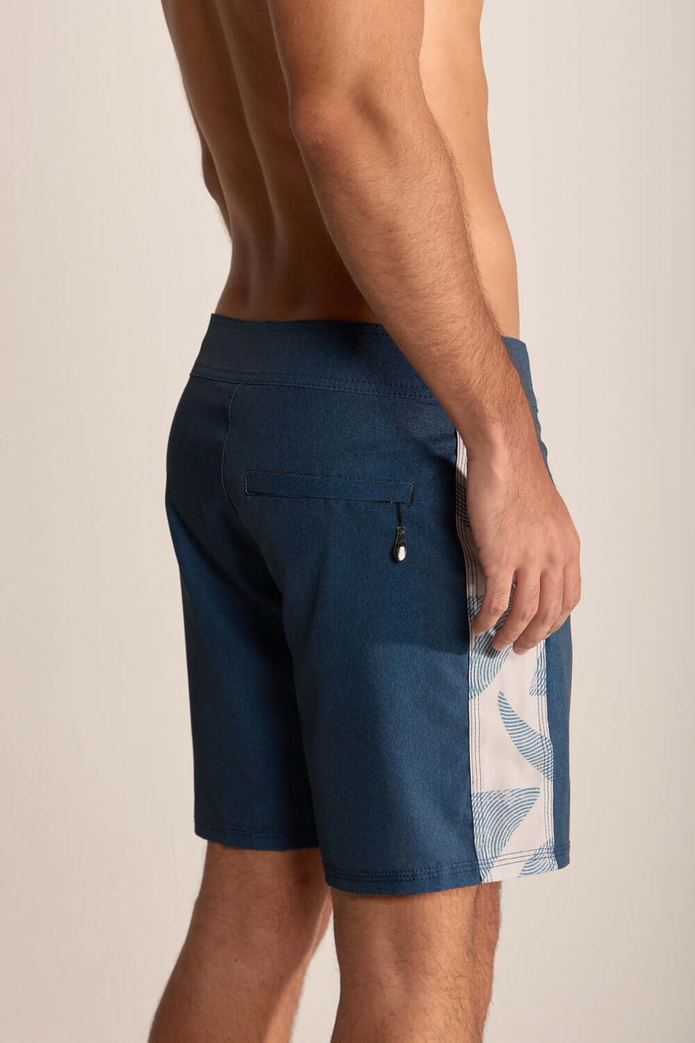 Boardwalk Live the Simple azul marinho, shorts masculinos com estampa sublimada e bolso traseiro com zíper invisível.
