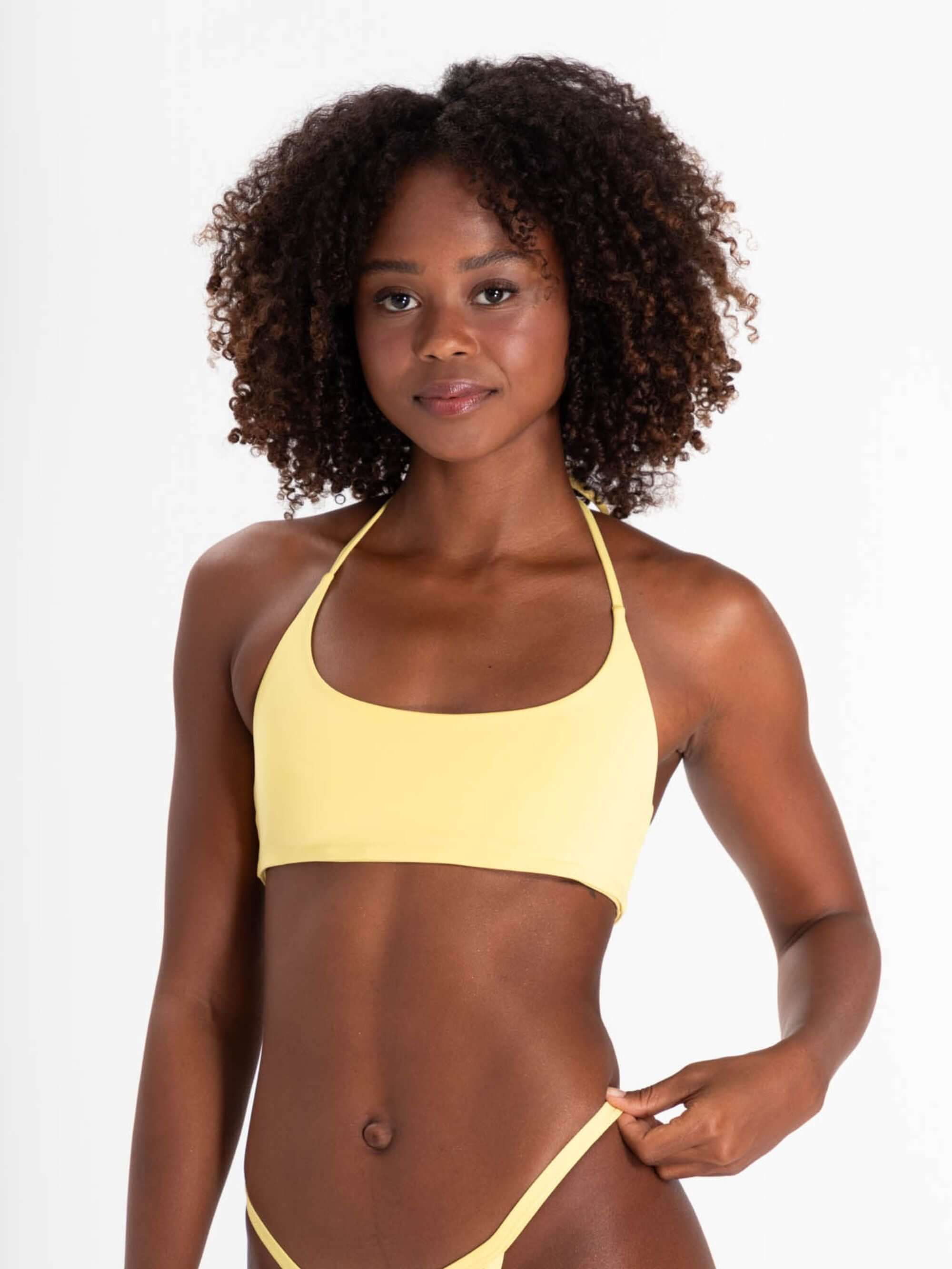 Sutiã Biquini Fran da Greenish, modelo anatômico amarelo, ideal para praia e piscina, com alças reguláveis.