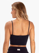 Regata preta feminina Greenish, vista traseira, ideal para o dia a dia e atividades físicas.