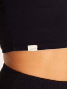 Camisa preta da Greenish com detalhe da etiqueta, ideal para atividades físicas.