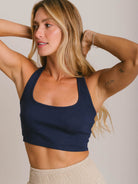 Top Adriana Azul Marinho da Greenish, com caimento ajustado e decote quadrado, valorizando o colo.