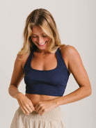 Top Adriana Azul Marinho da Greenish, frente única com decote quadrado, ideal para o dia a dia.