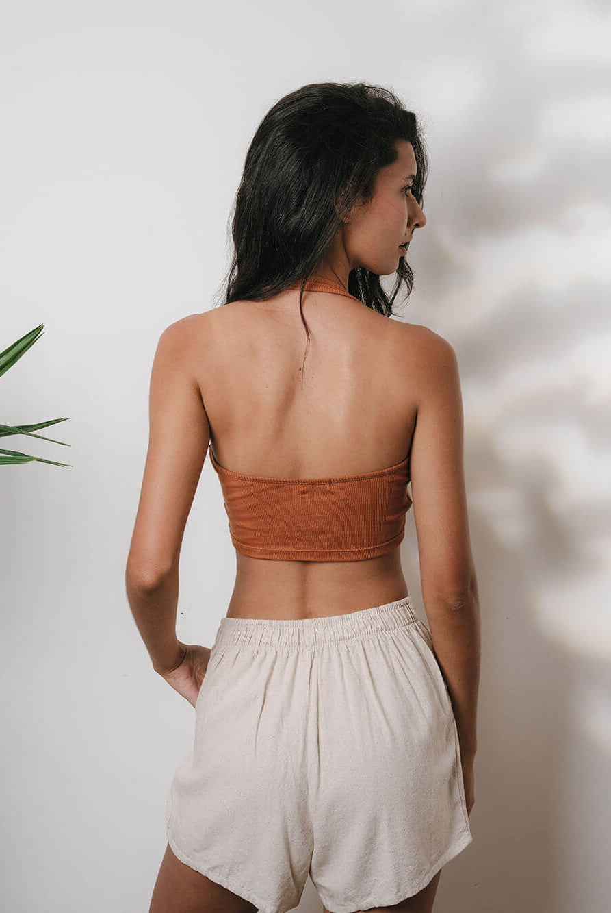 Top Adriana marrom nas costas, caimento ajustado, look descontraído da marca Greenish.