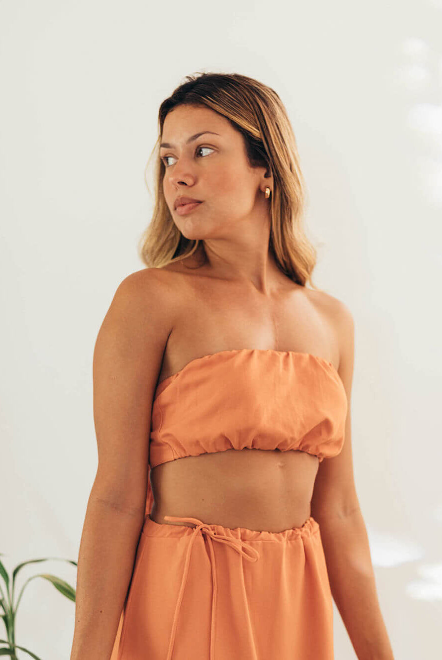 Top bandeau Dream Days laranja da Greenish, cropped sem alças, elegante e confortável para todos os movimentos.