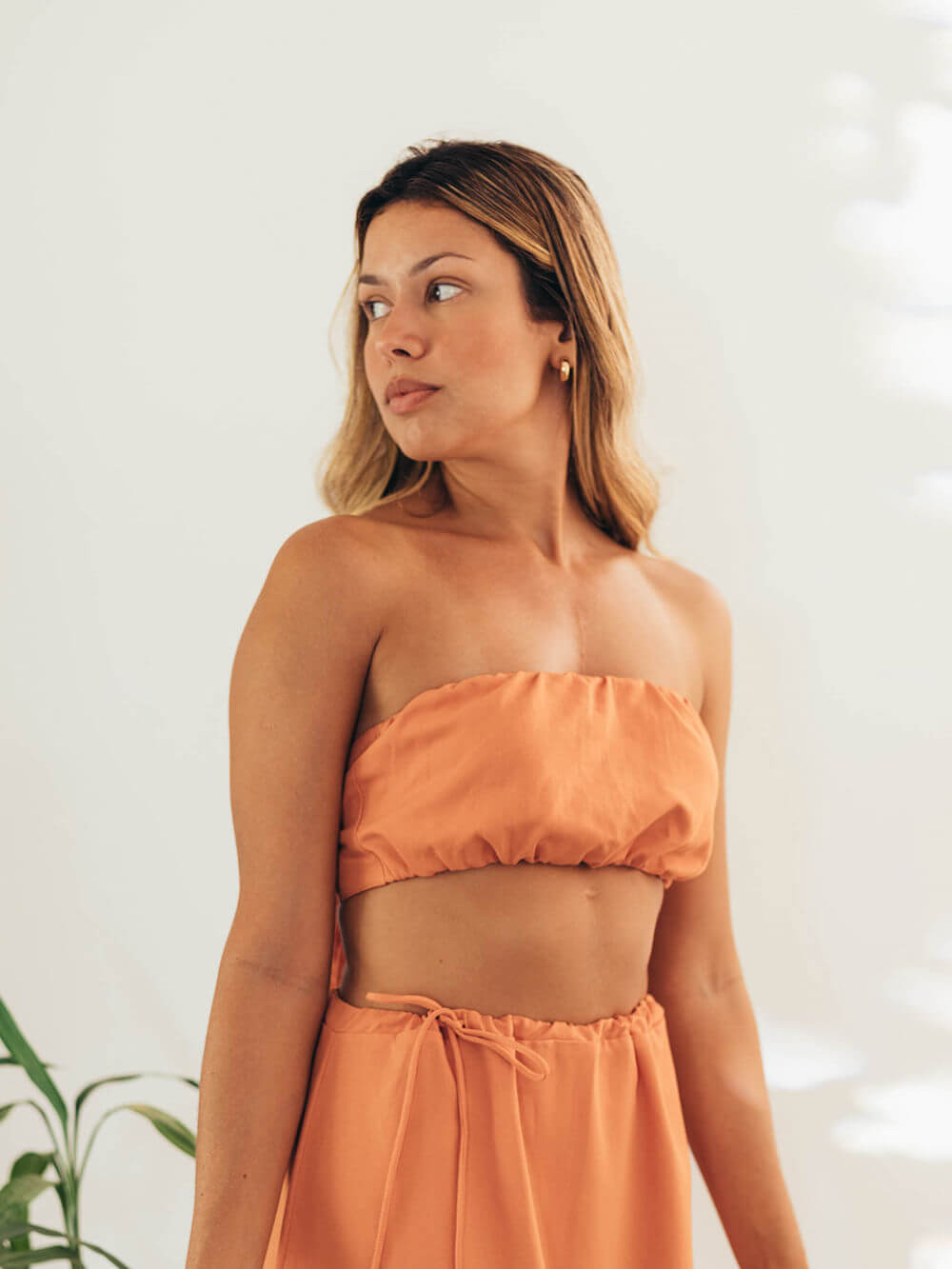 Top bandeau Dream Days laranja da Greenish, cropped sem alças, elegante e confortável para todos os movimentos.