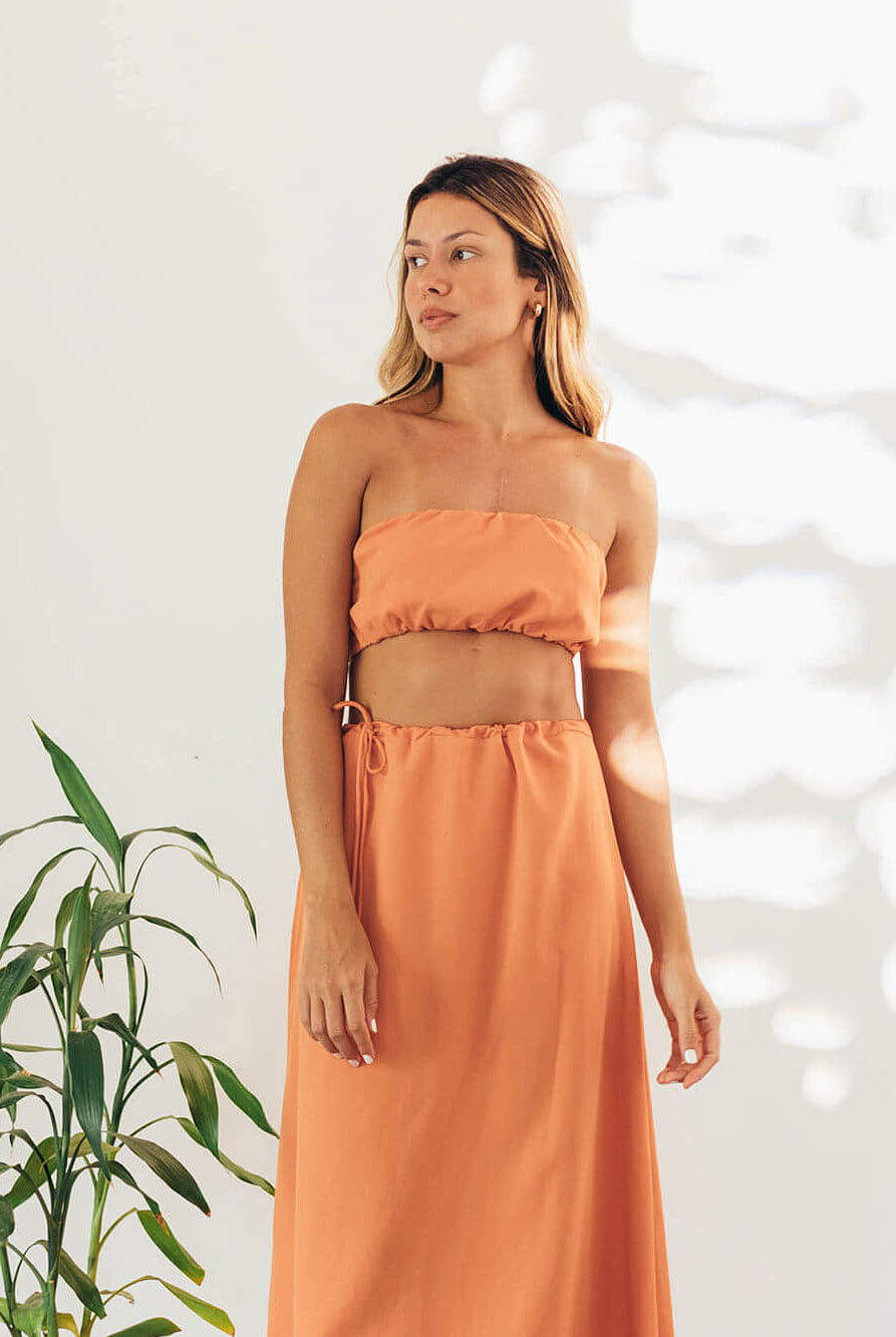 Top Bandeau Dream Days laranja da marca Greenish, modelo cropped sem alças, com amarração nas costas.