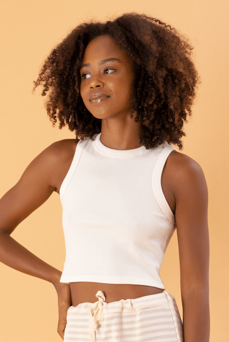 Top cropped basico em ribana off white da marca Greenish, modelo feminino com estilo casual e confortável.