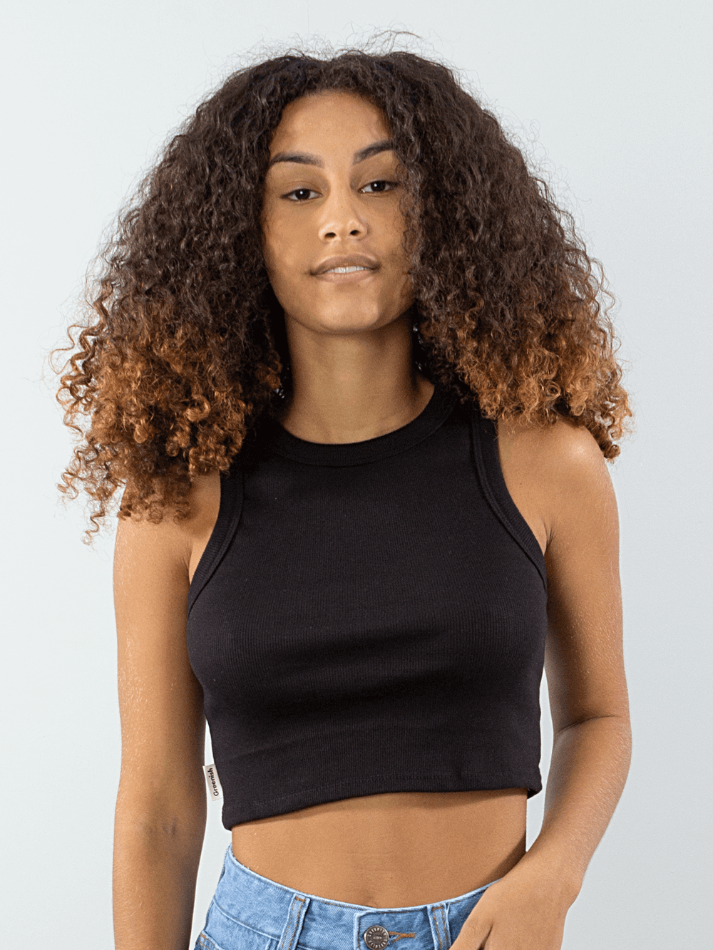 Top cropped básico em ribana preto da marca Greenish, ideal para looks casuais e modernos.