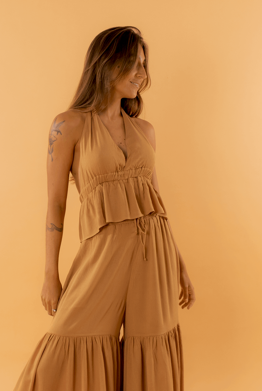 Top Eliza Caqui da Greenish, blusa e calça em tom caqui, modelo com babados, elegante e confortável.