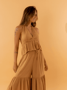 Top Eliza Caqui da Greenish, blusa e calça em tom caqui, modelo com babados, elegante e confortável.