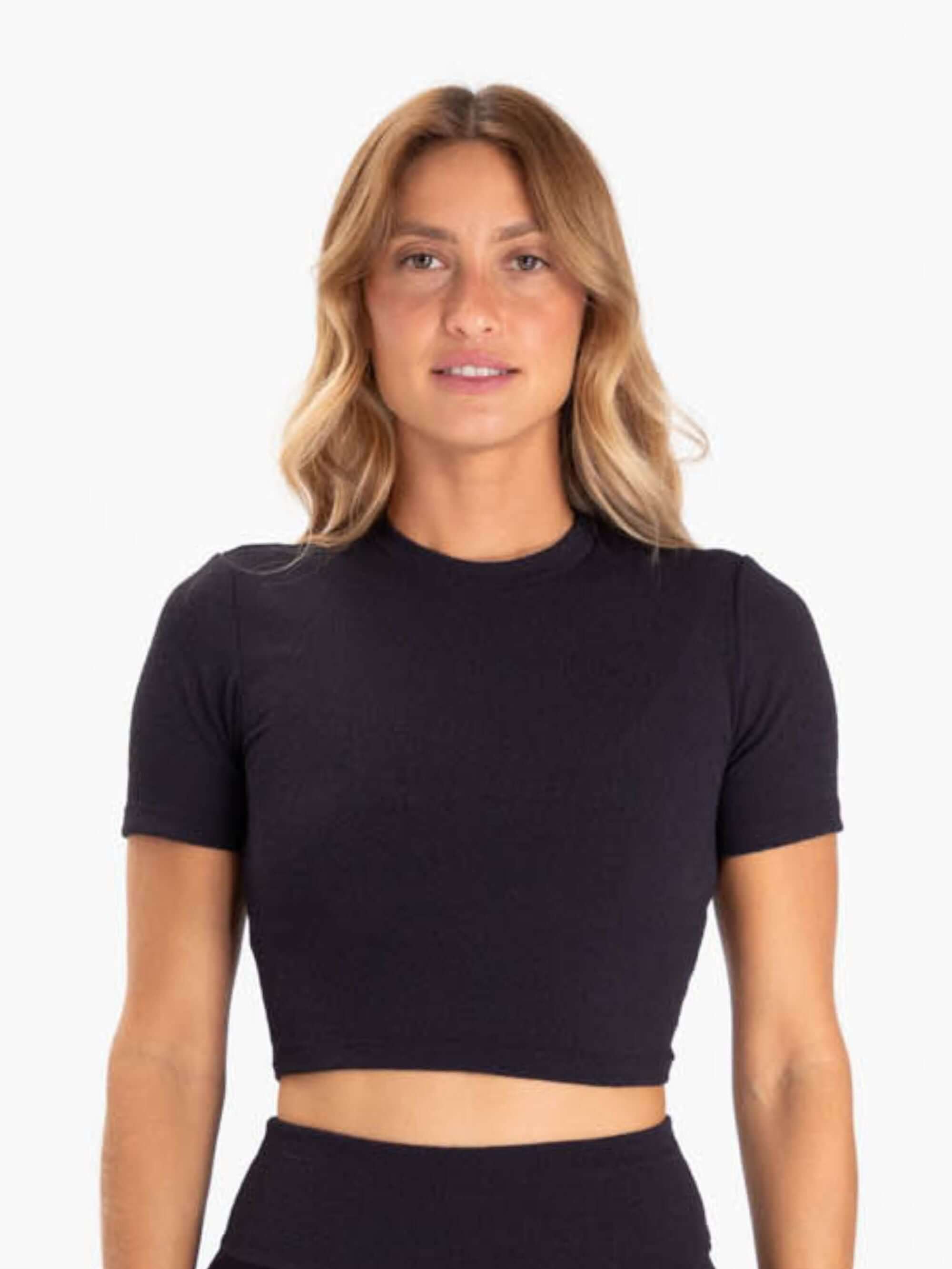 Top Fitness Aspetta preto da marca Greenish, ideal para treinos e estilo, com design moderno e confortável.