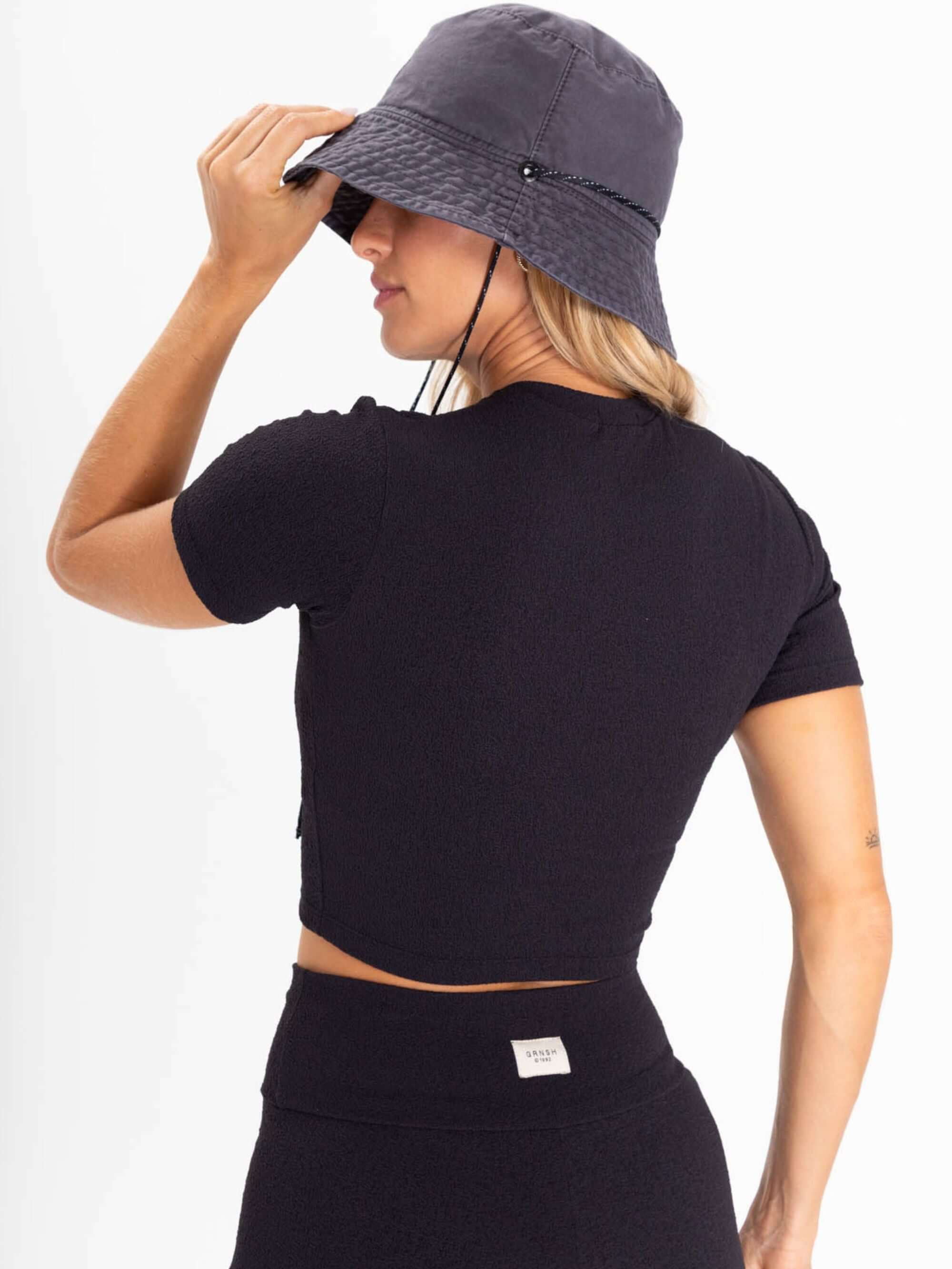 Top Fitness Aspetta Preto da Greenish, ideal para treinos confortáveis e estilosos.