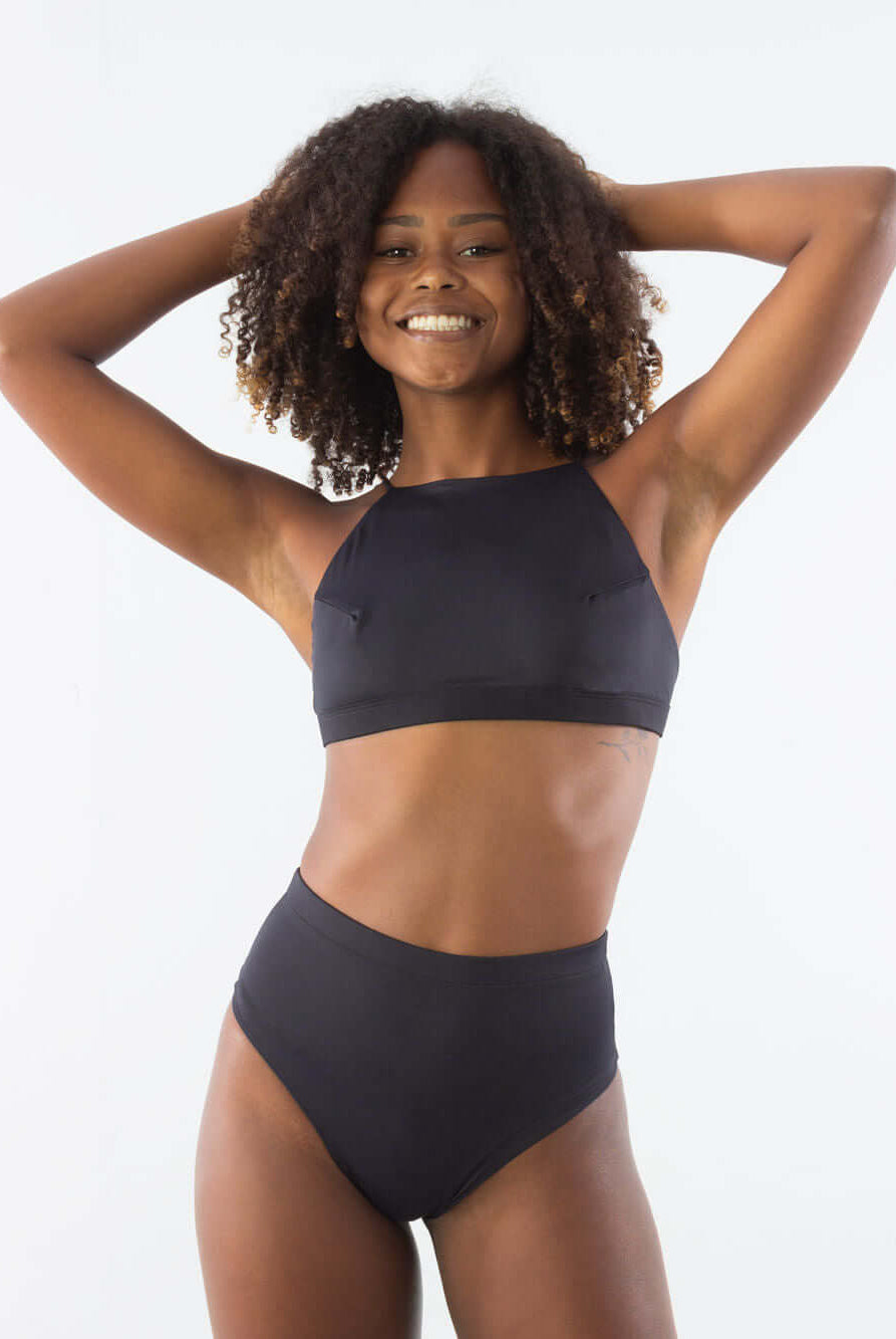 Top Frente Única Preto da Greenish, ideal para surf e praia, com design moderno e confortável.