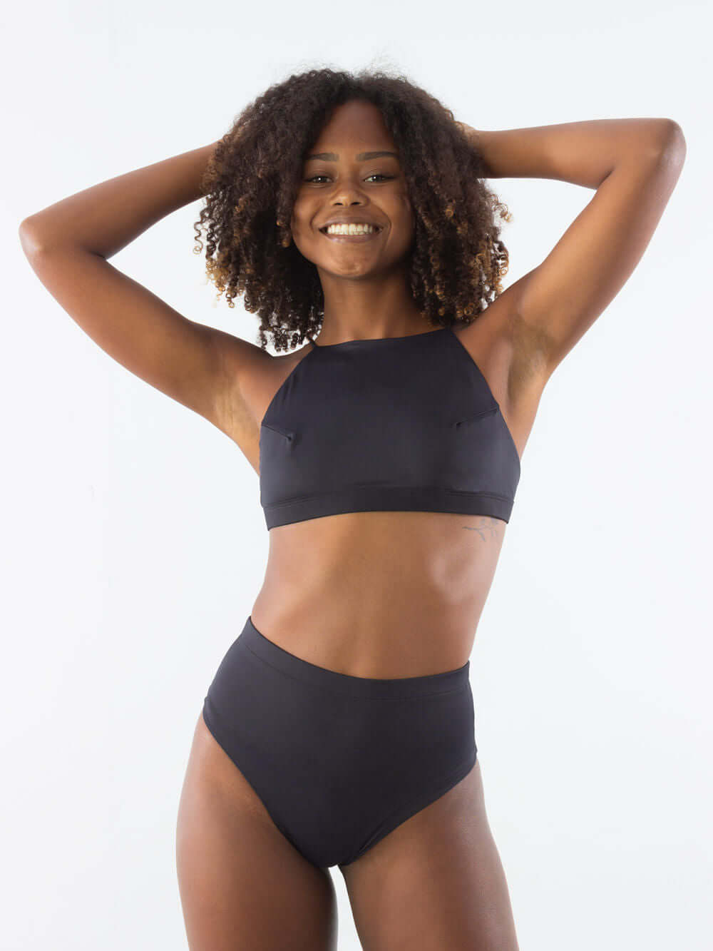 Top Frente Única Preto da Greenish, ideal para surf e praia, com design moderno e confortável.