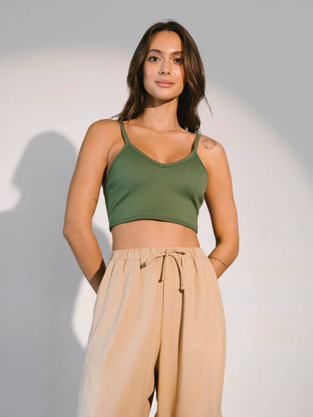 Top Urban verde, blusa cropp com alças, ideal para looks modernos e confortáveis. Brand: Greenish