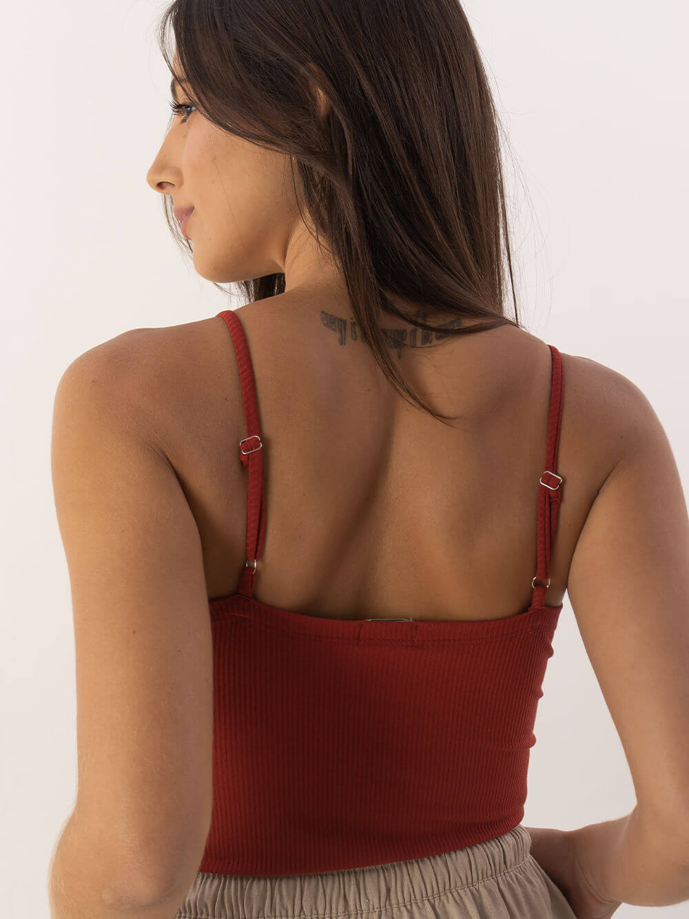 Top Liz da Greenish em tom chocolate, com regulagens e conforto para dias ensolarados.