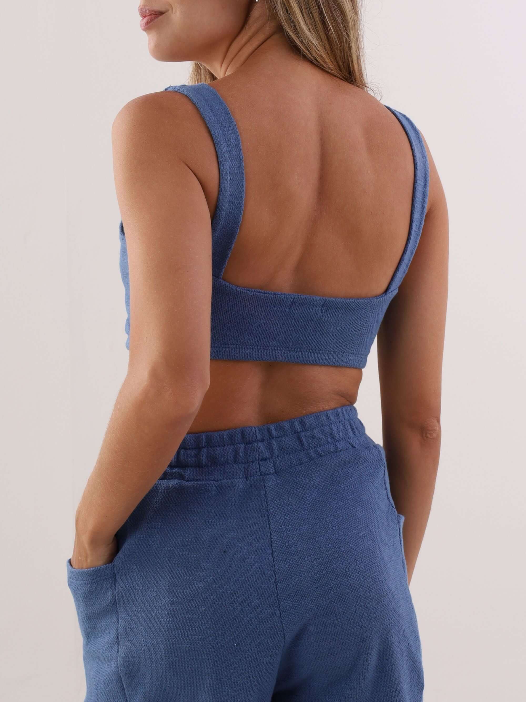 Top Mila - Azul da Greenish, modelo feminino, alças largas e ajuste confortável, ideal para o dia a dia.