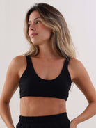 Top Mila - Preto da Greenish: top cropped preto, estilo moderno e confortável, ideal para o dia a dia.
