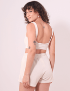 Modelo usando Top Nalu Bege da Greenish, com design leve e confortável, ideal para looks descontraídos e monocromáticos.