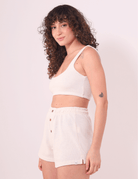 Modelo usando Top Nalu Bege da Greenish, peça essencial e leve com estrutura dupla, ideal para looks descontraídos e diários.