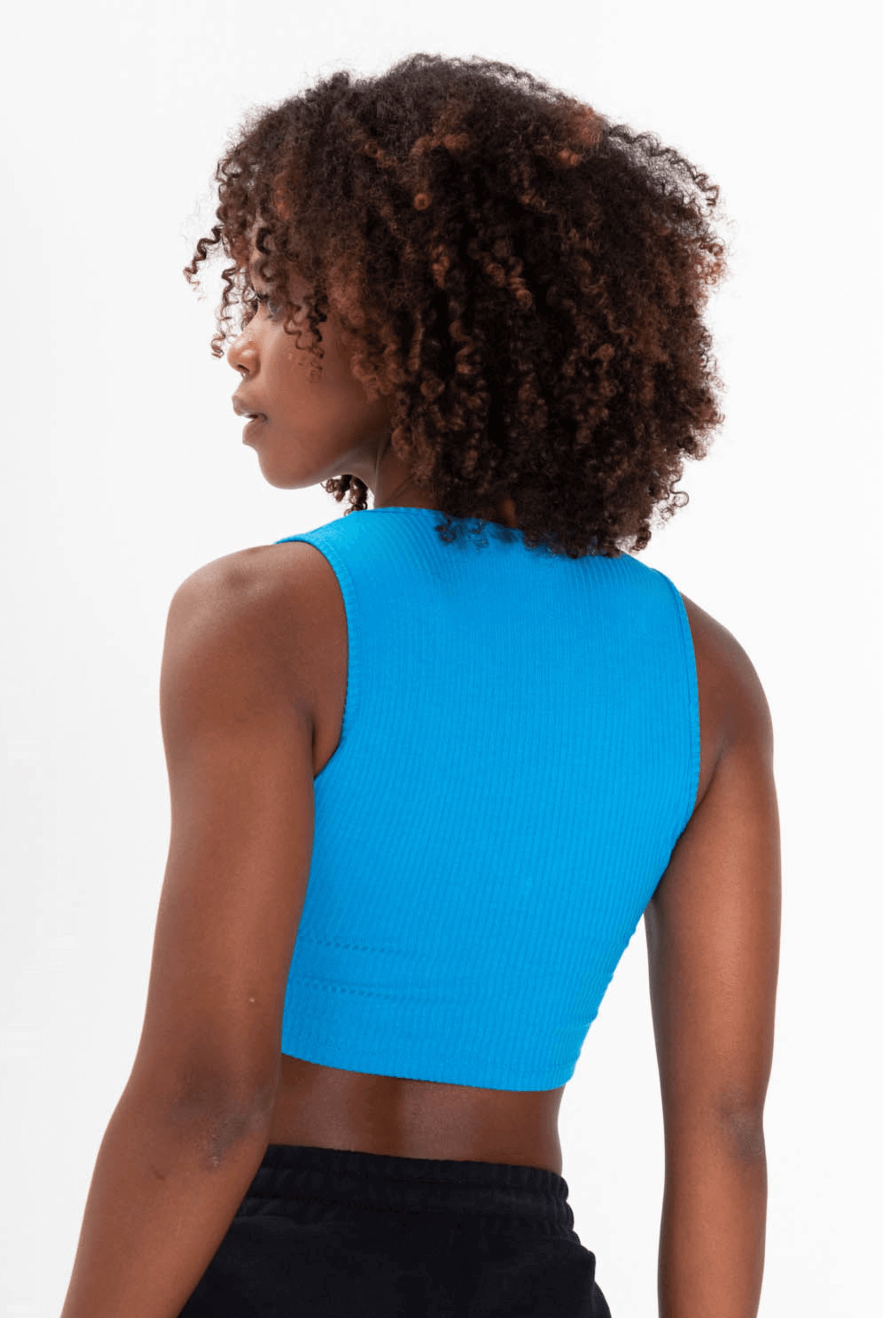 Top North em azul, regatinha com decote em V, caimento ajustado, malha canelada, marca Greenish.