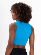 Top North em azul, regatinha com decote em V, caimento ajustado, malha canelada, marca Greenish.