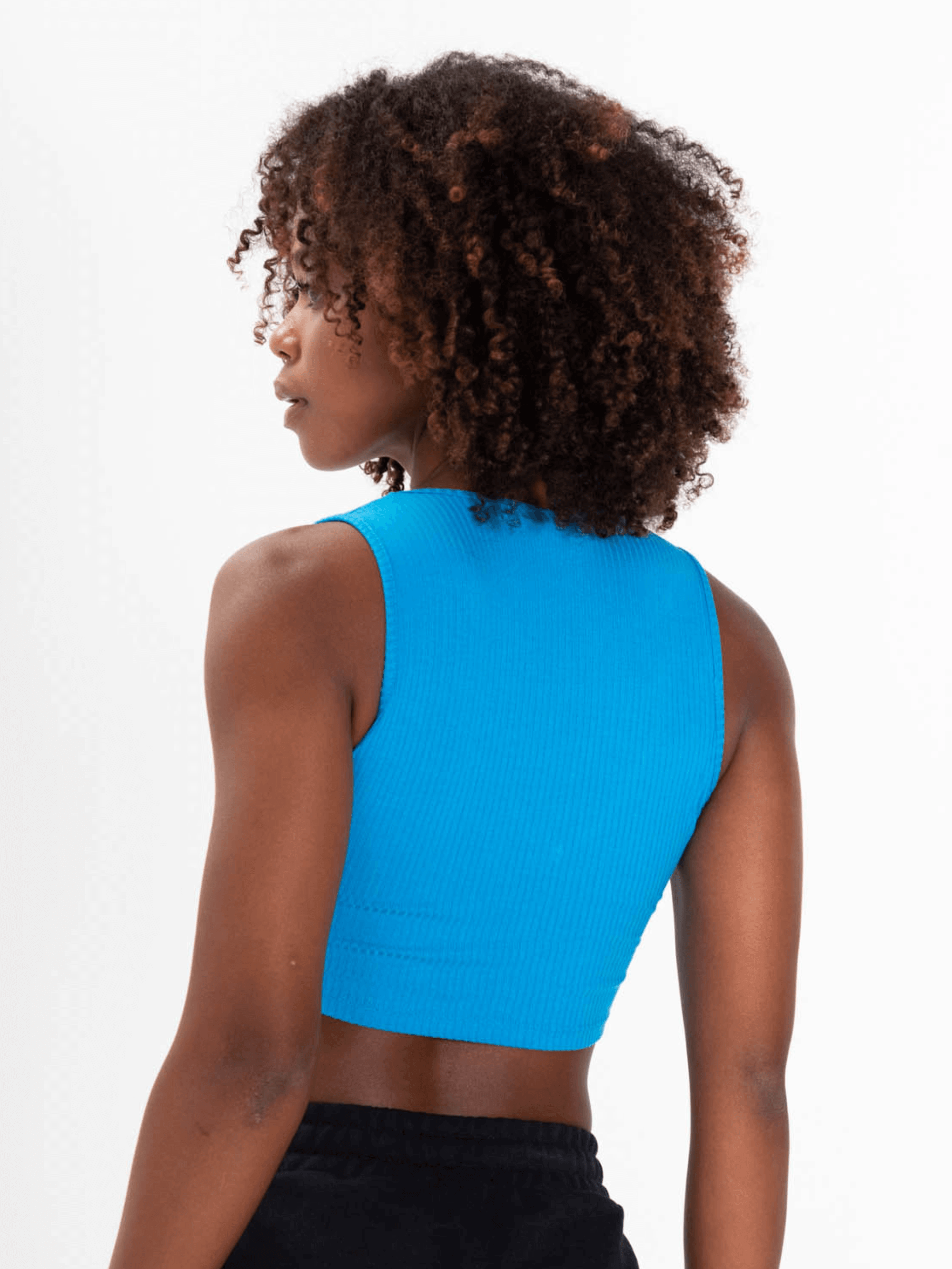 Top North em azul, regatinha com decote em V, caimento ajustado, malha canelada, marca Greenish.