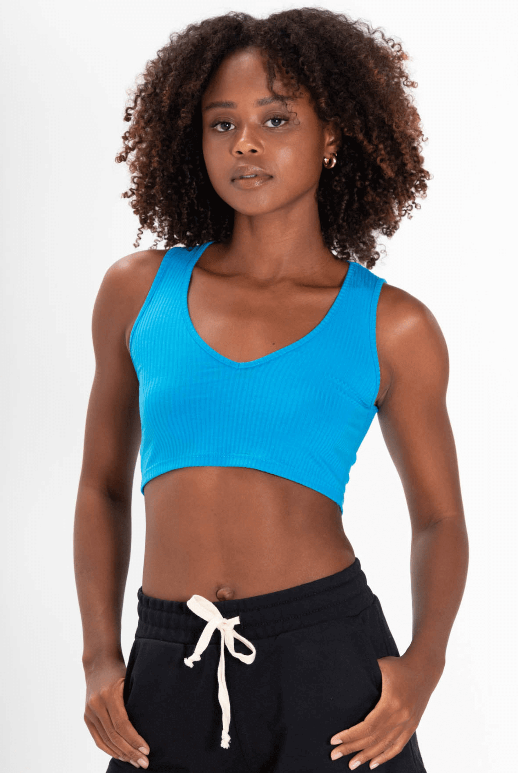 Top North da Greenish em azul turquesa, decote em V e caimento ajustado, perfeita para looks básicos e estilosos.