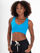 Top North da Greenish em azul turquesa, decote em V e caimento ajustado, perfeita para looks básicos e estilosos.