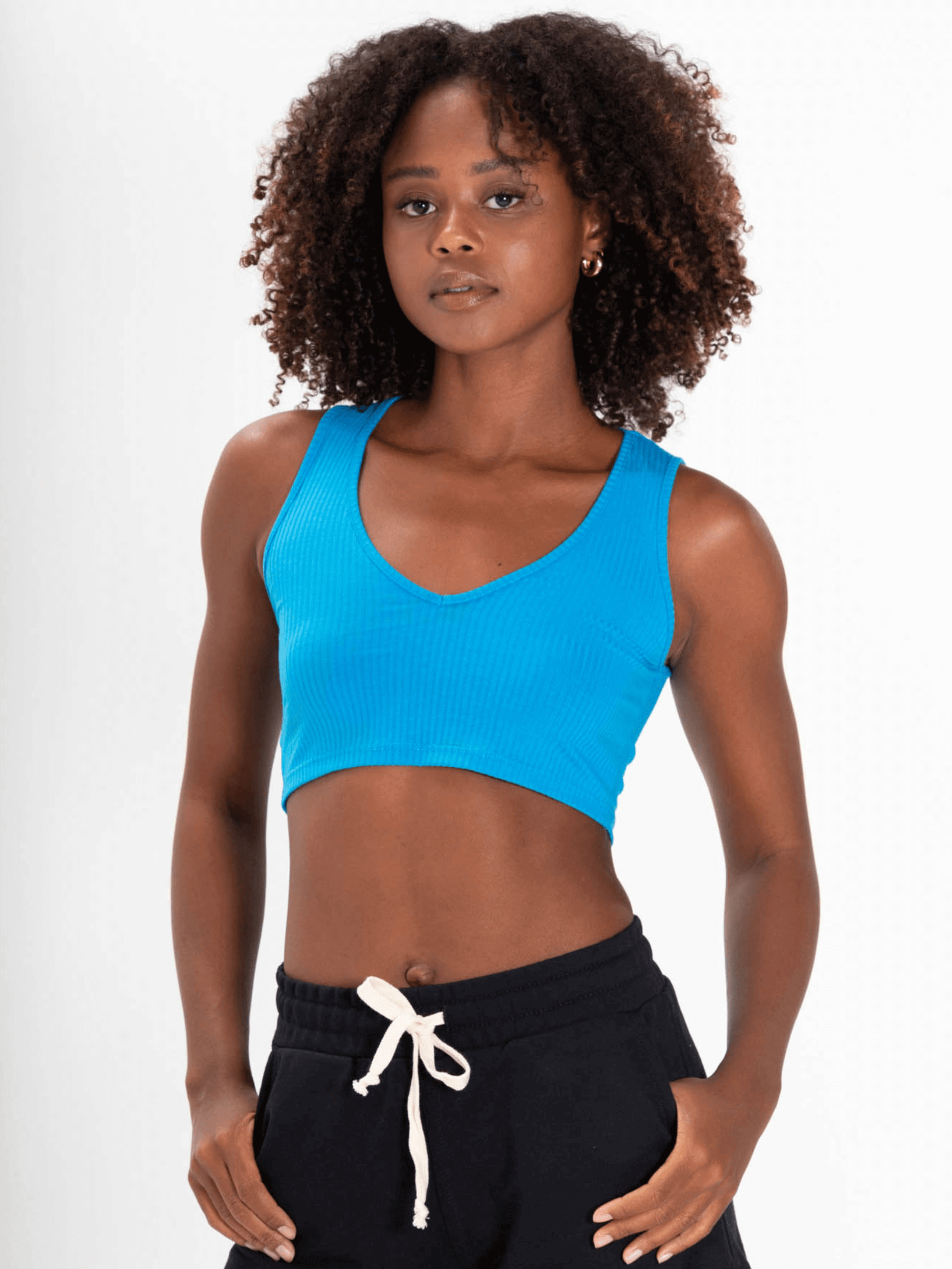 Top North da Greenish em azul turquesa, decote em V e caimento ajustado, perfeita para looks básicos e estilosos.