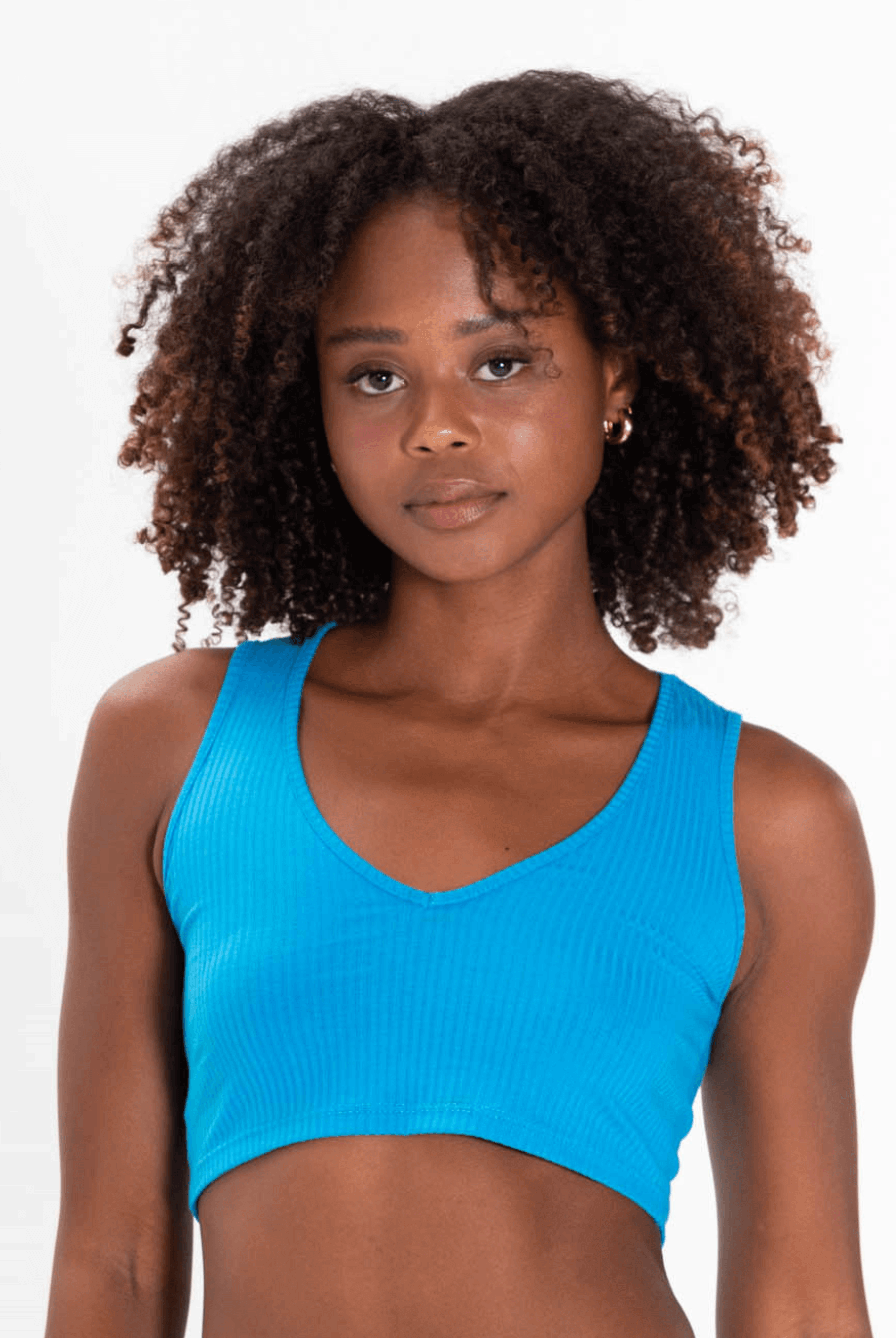 Top North Turquesa da Greenish com decote V, caimento ajustado e malha canelada, ideal para o guarda-roupa feminino.