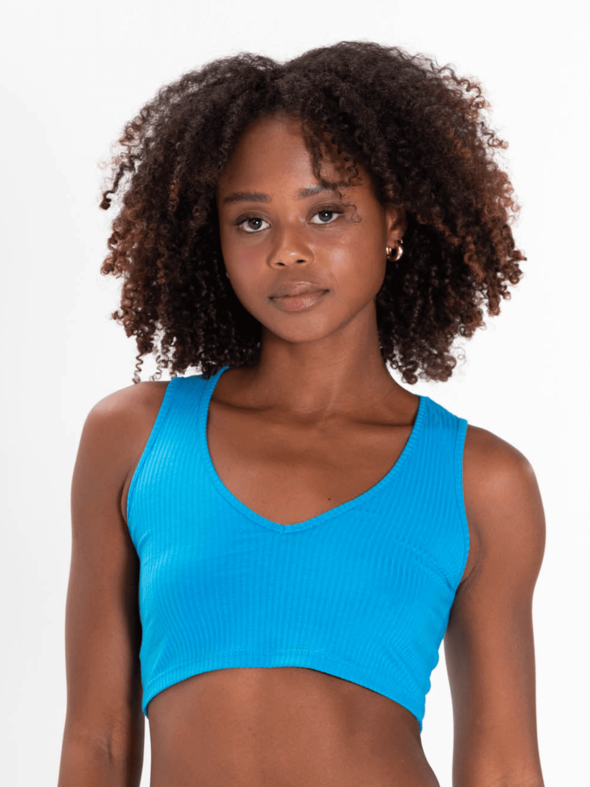 Top North Turquesa da Greenish com decote V, caimento ajustado e malha canelada, ideal para o guarda-roupa feminino.