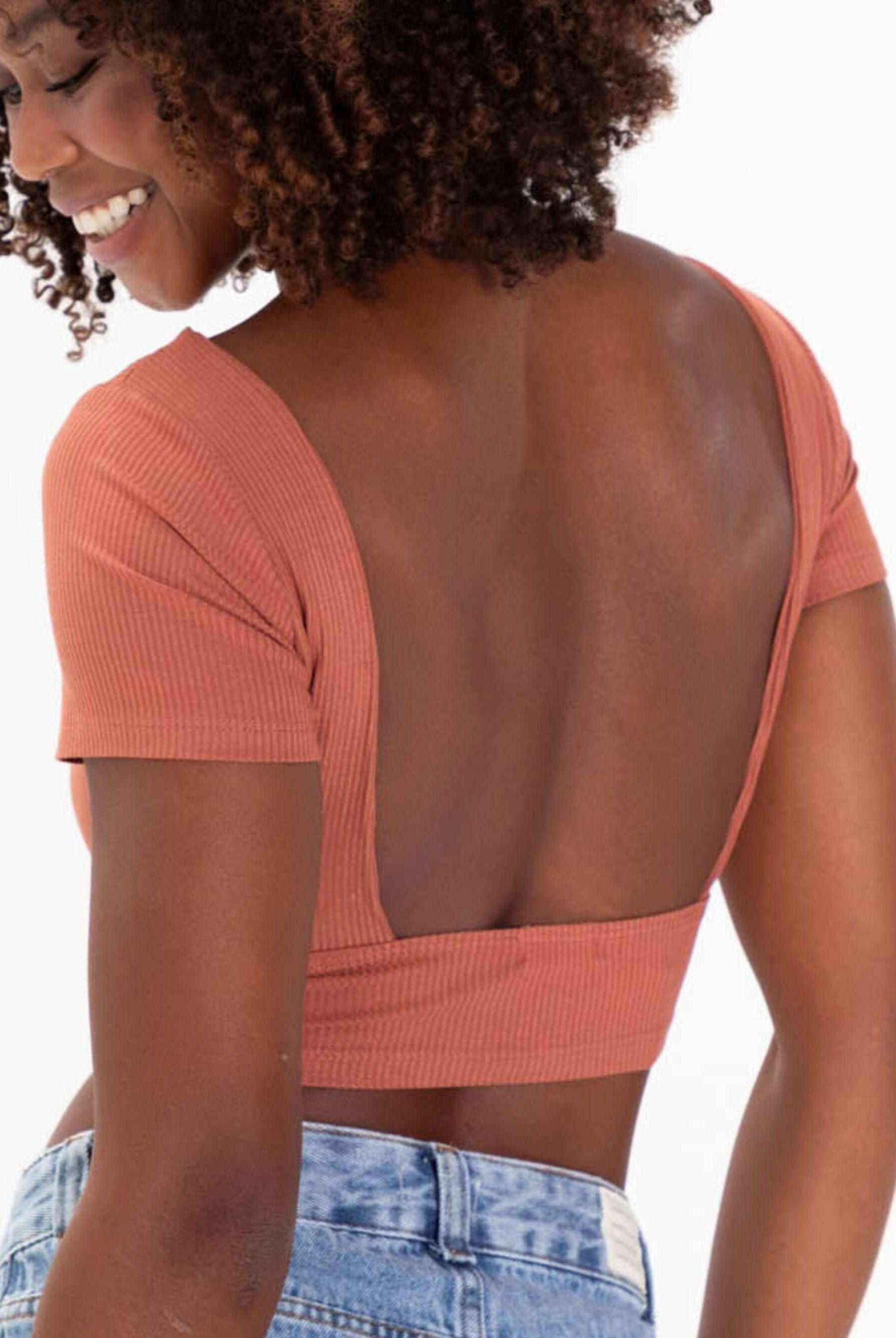 Top Ray Marron da Greenish, blusa leve com decote quadrado nas costas e tecido duplo, ideal para um look moderno.