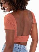 Top Ray Marron da Greenish, blusa leve com decote quadrado nas costas e tecido duplo, ideal para um look moderno.